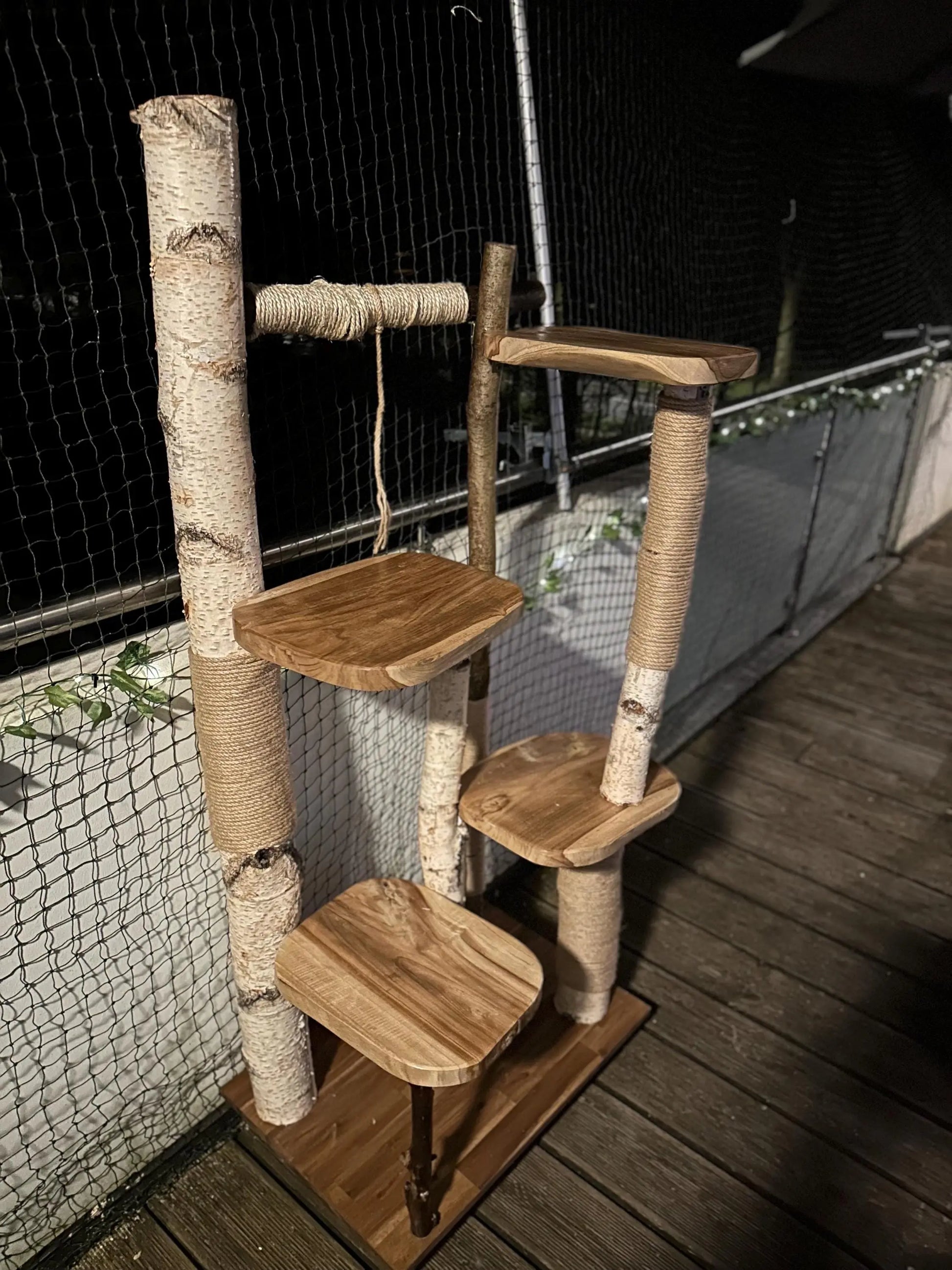 Kratzbaum "Bruno" aus Naturholz - Handgefertigt – Birke & Akazie – Für Innen und Außen – Platzsparend  – Kratzmöbel für Katzen – Nachhaltiges Design Bunterkopf