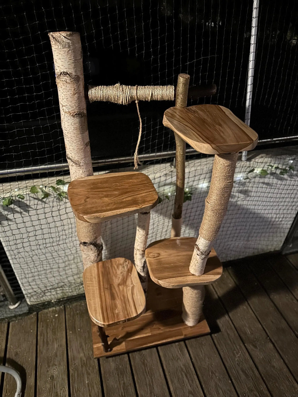 Kratzbaum "Bruno" aus Naturholz - Handgefertigt – Birke & Akazie – Für Innen und Außen – Platzsparend  – Kratzmöbel für Katzen – Nachhaltiges Design Bunterkopf