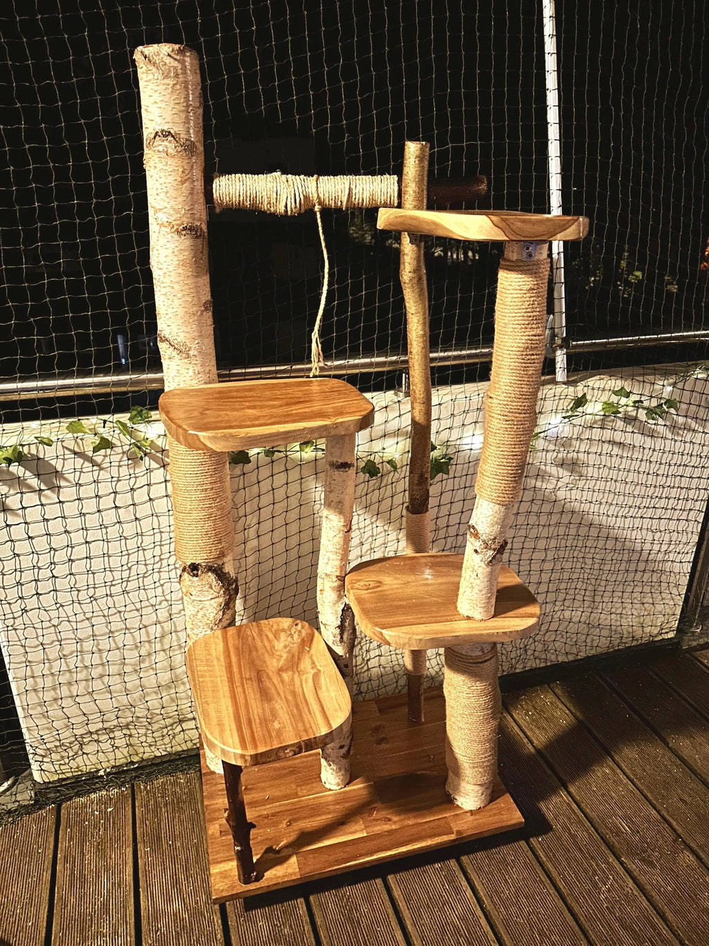 Kratzbaum "Bruno" aus Naturholz - Handgefertigt – Birke & Akazie – Für Innen und Außen – Platzsparend  – Kratzmöbel für Katzen – Nachhaltiges Design Bunterkopf