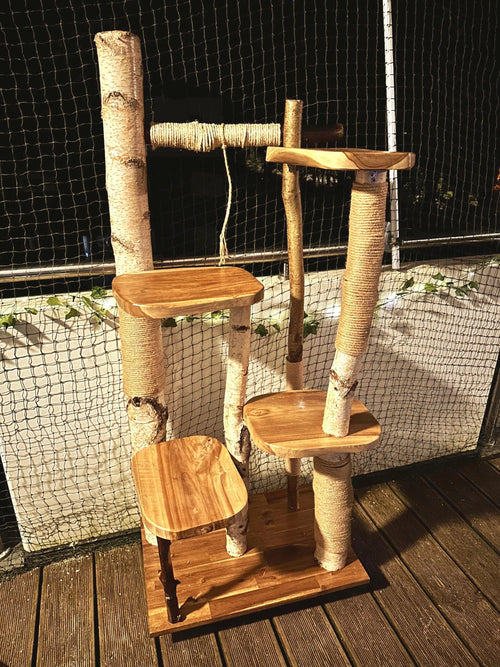 Kratzbaum "Bruno" aus Naturholz - Handgefertigt – Birke & Akazie – Für Innen und Außen – Platzsparend  – Kratzmöbel für Katzen – Nachhaltiges Design Bunterkopf