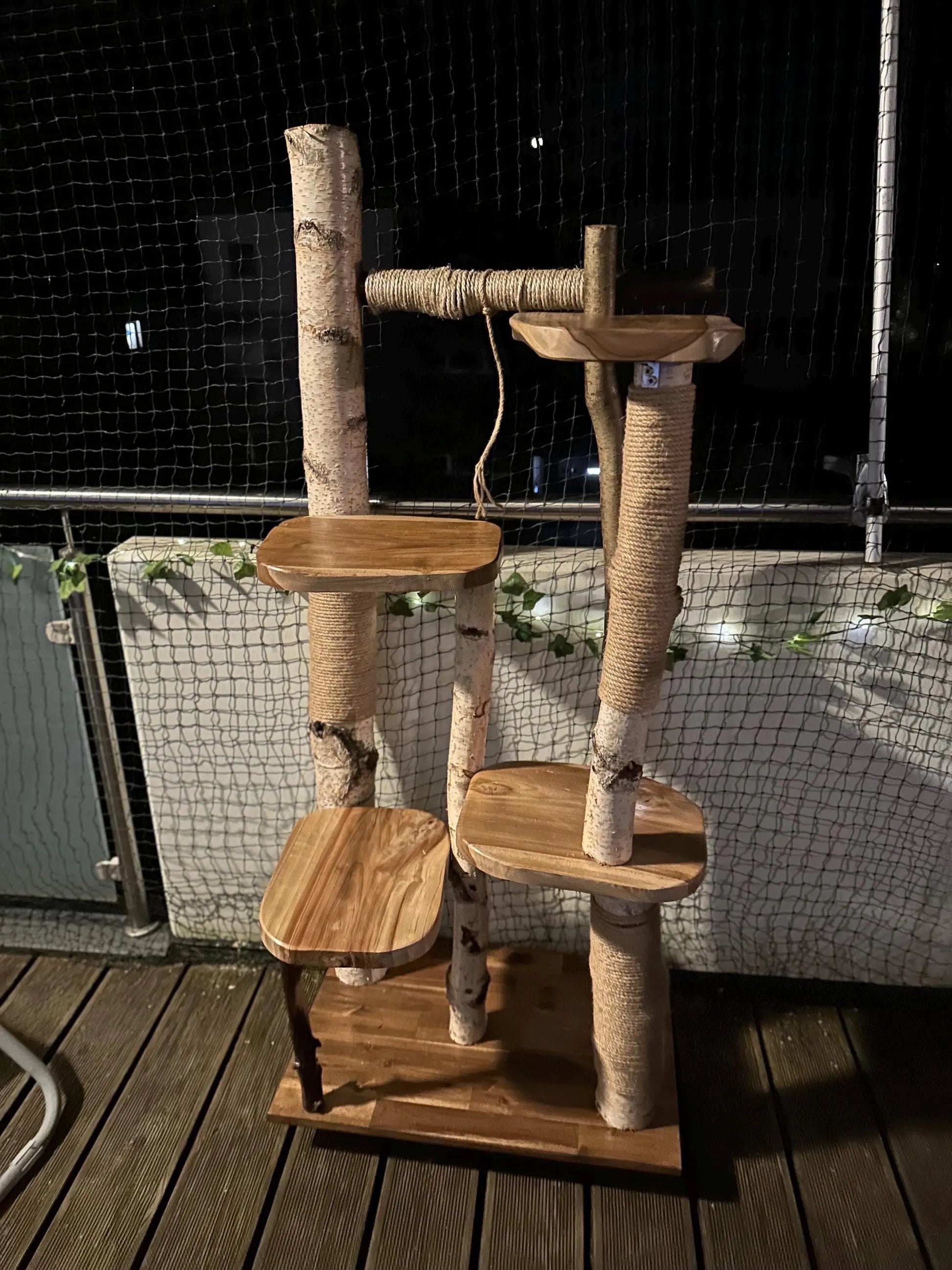 Kratzbaum "Bruno" aus Naturholz - Handgefertigt – Birke & Akazie – Für Innen und Außen – Platzsparend  – Kratzmöbel für Katzen – Nachhaltiges Design Bunterkopf